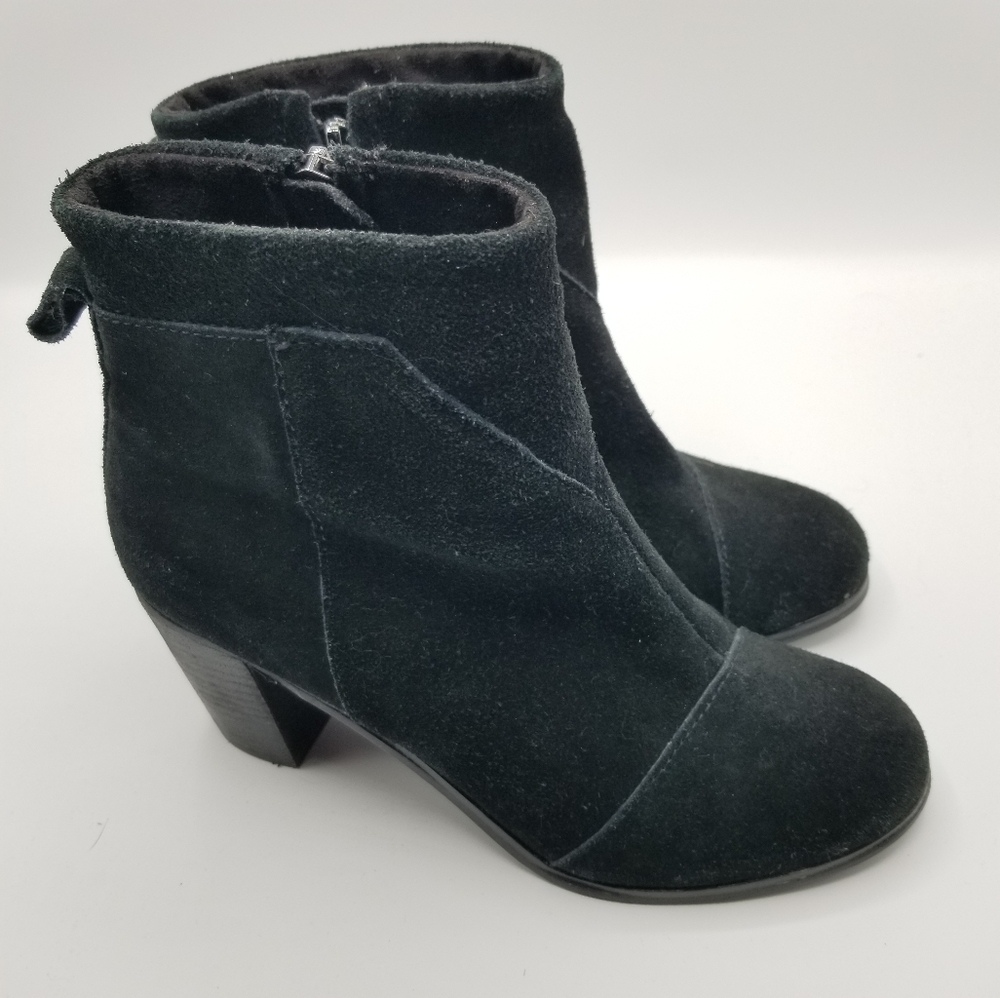 Tom's ankle booties size 6W